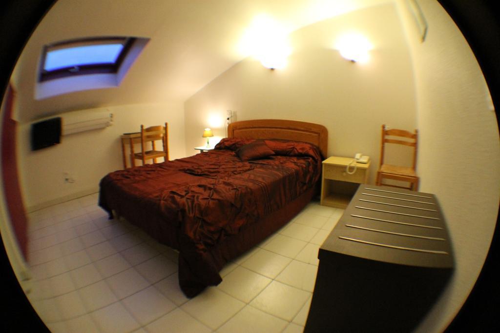 Hotel De La Pomme De Pin 뷰부코레방 객실 사진