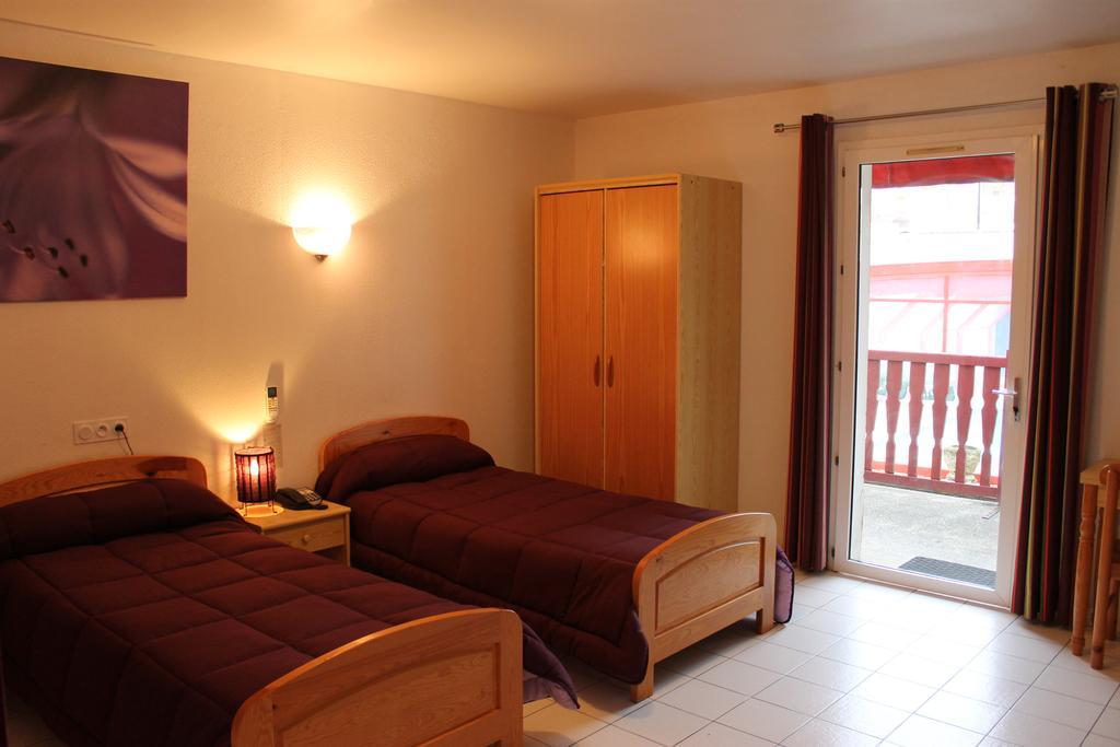 Hotel De La Pomme De Pin 뷰부코레방 객실 사진